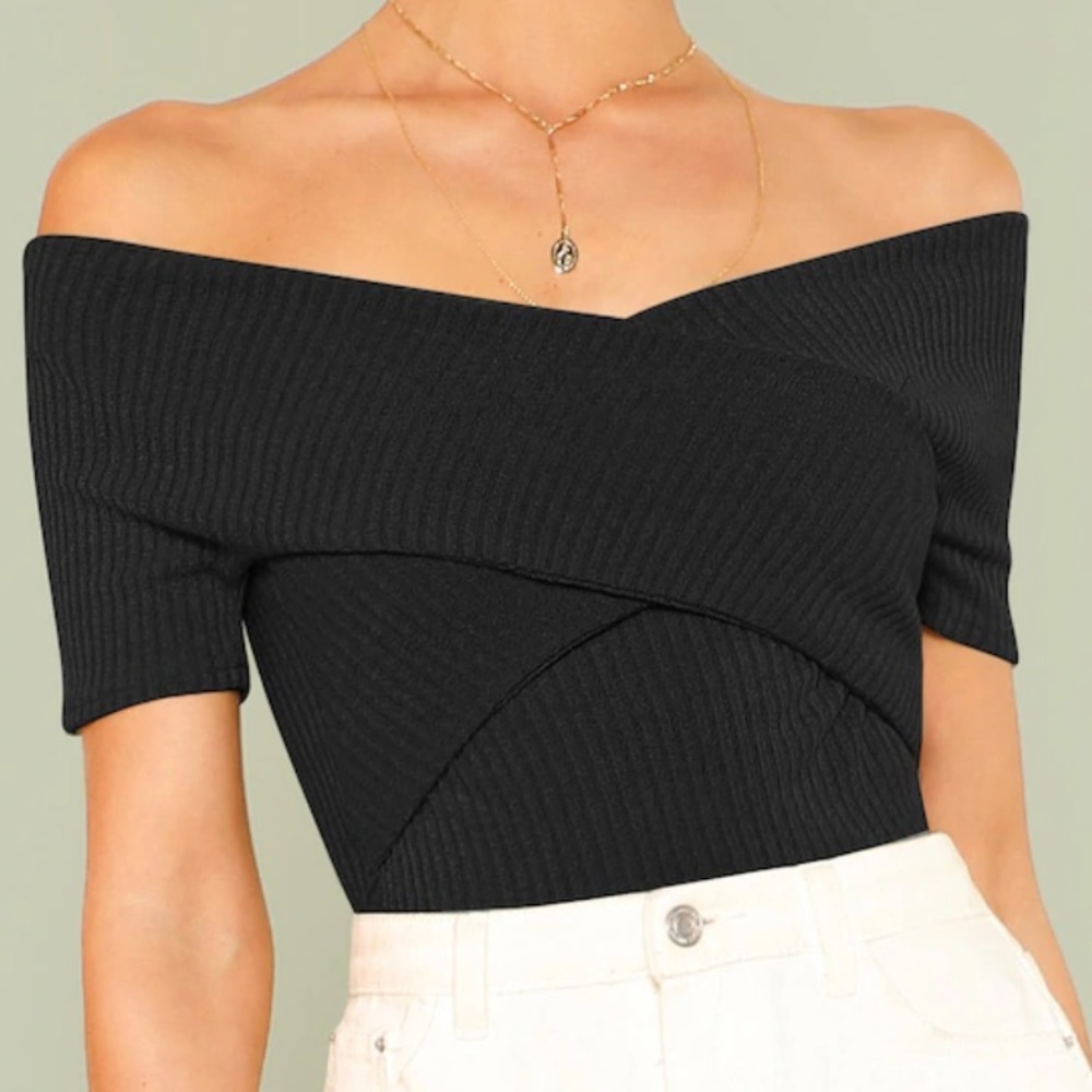 3/$25 ⭐️ NWOT crop top